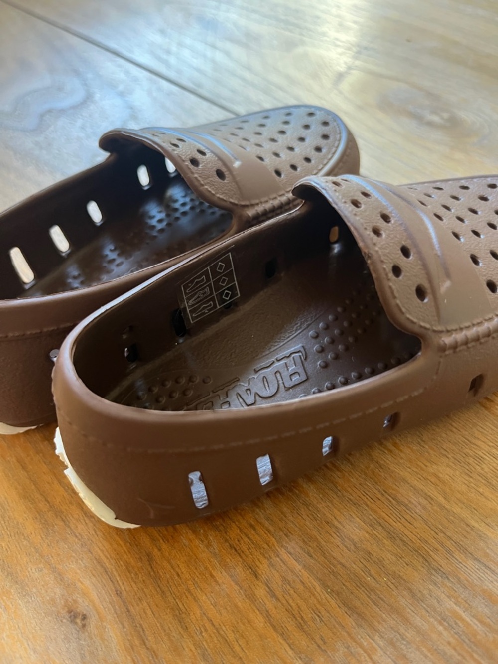 NWOT Floafers Kids in Driftwood Brown/Coconut Prodigy - Picture 5 of 6